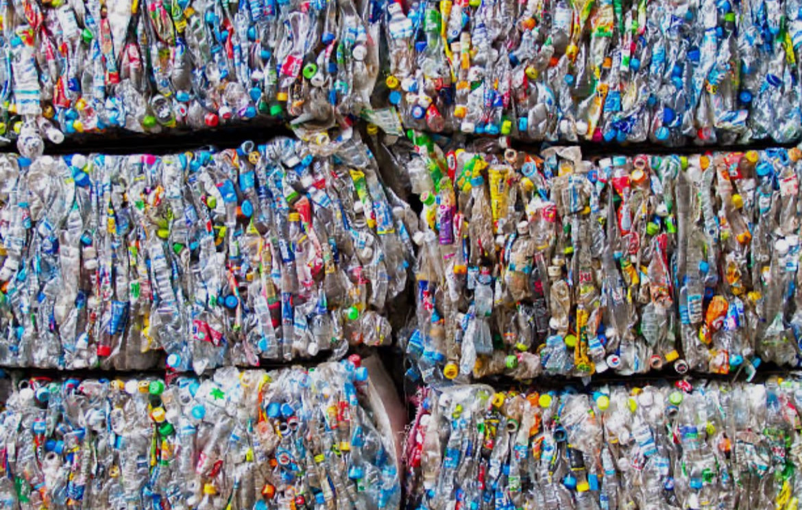 Sıkıştırılmış ve bağlanmış plastik balyalar