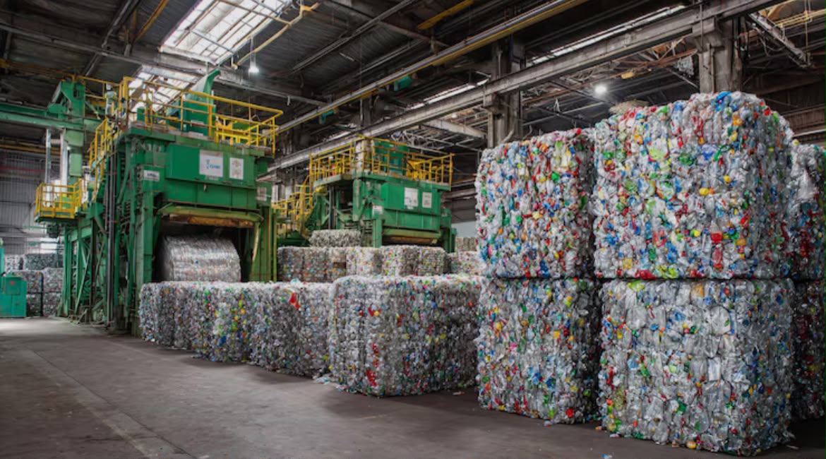 Geri dönüşüm tesisinde istiflenmiş plastik balyalar